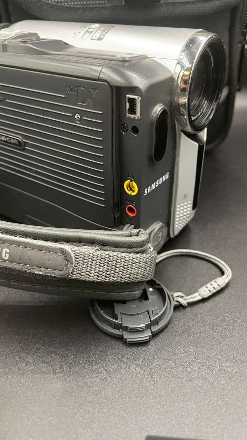 SAMSUNG DIGITAL CAMCORDER WITH MINI DV AND CARRY BAG!!!