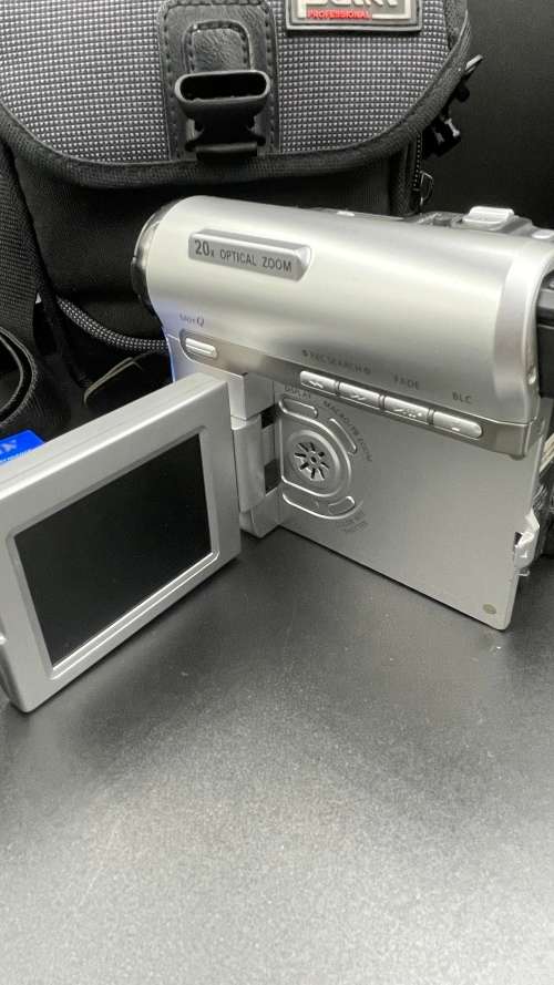 SAMSUNG DIGITAL CAMCORDER WITH MINI DV AND CARRY BAG!!!