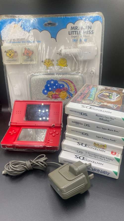 !!!NINTENDO DS LITE WITH GAMES AND EXTRA ACCESSORIES!!!