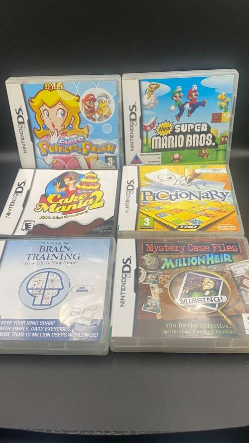 !!!NINTENDO DS LITE WITH GAMES AND EXTRA ACCESSORIES!!!