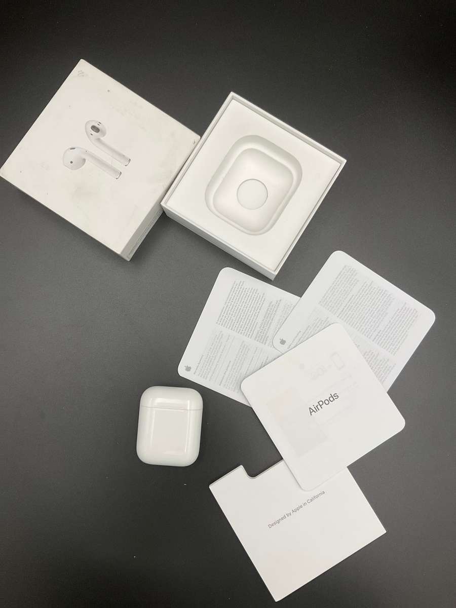 Original Apple AirPods 2 With Charging Case (2nd generation) Read!