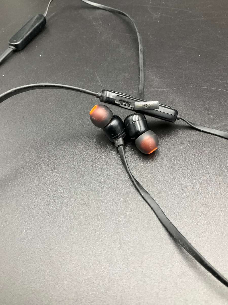 JBL TUNE 110BT IN EAR BLUETOOTH HEADPHONE. PLS READ!