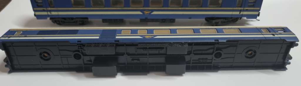 HO Lima Blue Train coach scrapyard