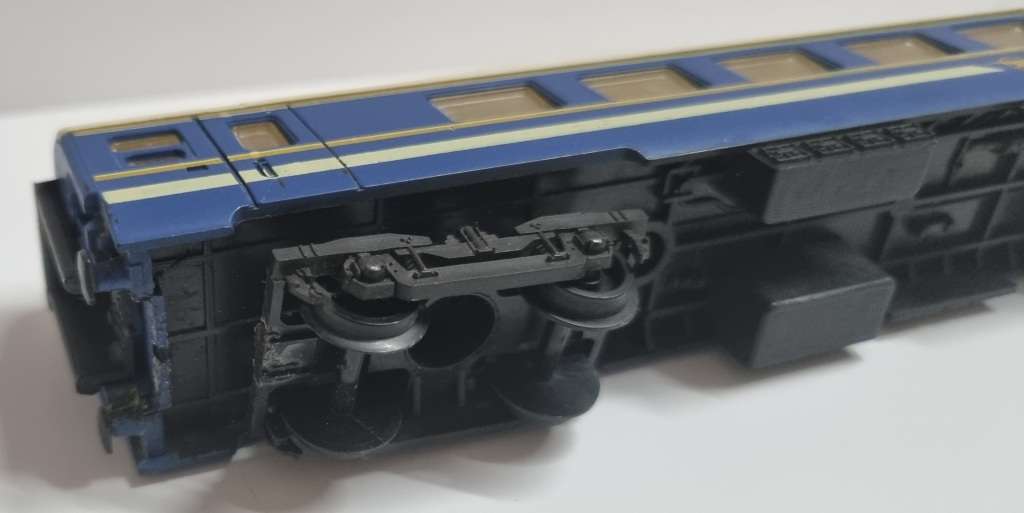 HO Lima Blue Train coach scrapyard