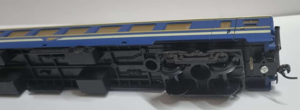 HO Lima Blue Train coach scrapyard