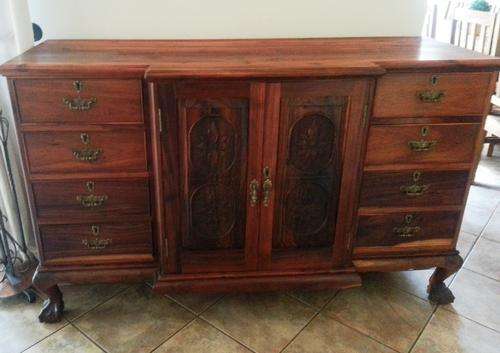 Stinkhout server with eight drawers, ball and claw