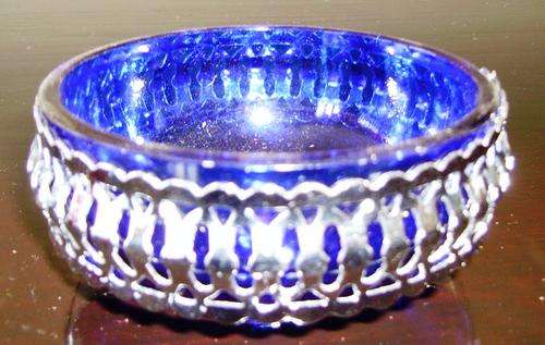 Melkbeker, suikerpot, teesakkie pot met blou glas insetsels