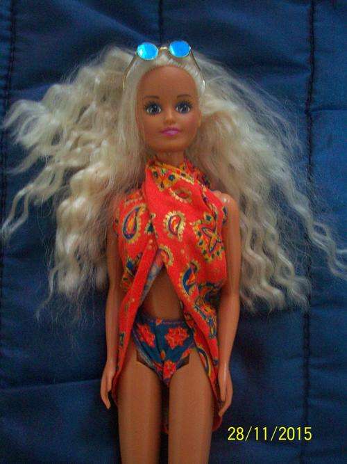 Totally gorgeous 90's vintage Sindy in original outfit.