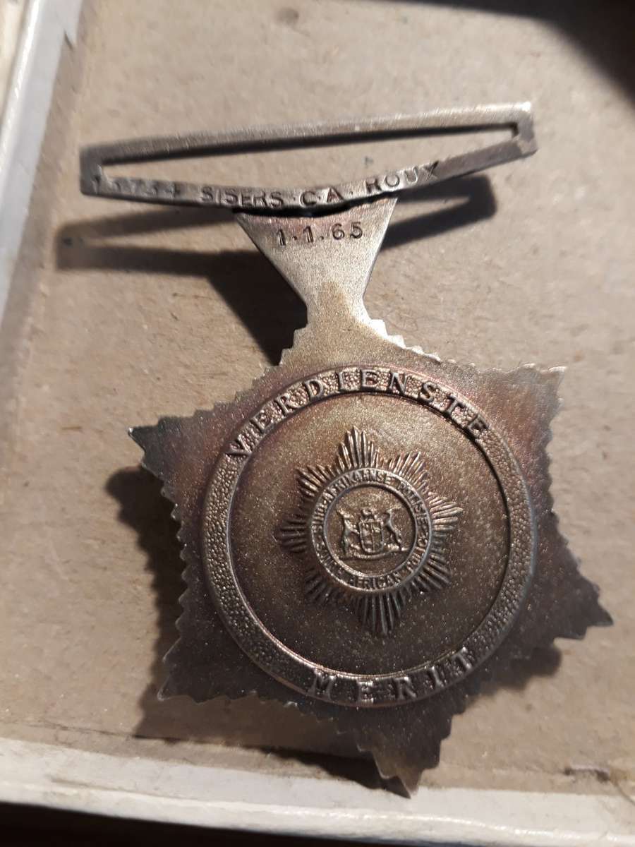 SOUTH AFRICAN POLICE STAR FOR MERIT 13734 S/SERS C.A.ROUX 1.1.65 SILVER WITH ORIGINAL BOX/ RIBBON