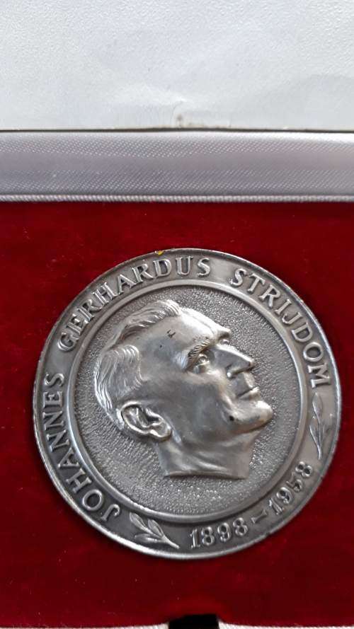 VERWOERD & STRYDOM 1966 SILVER MEDALLION IN BOX WEIGHT 65.8g STERLING