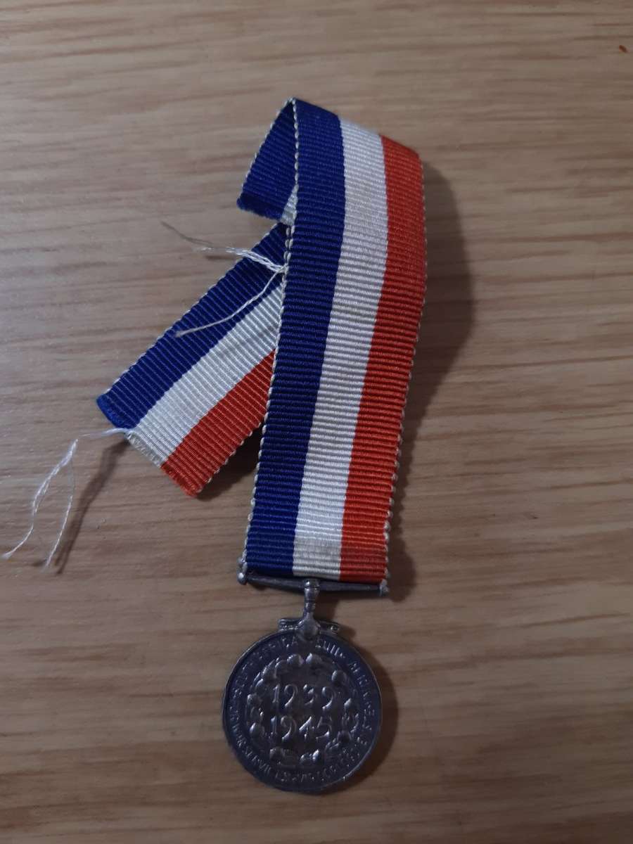 SOUTH AFRICA WWII WAR SERVICES MEDAL 1939-1945 MINIATURE WITH RIBBON
