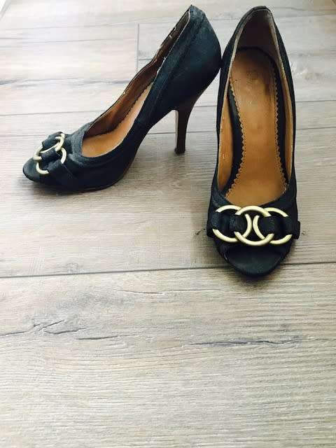 KENNETH COLE HEELS - SIZE 4