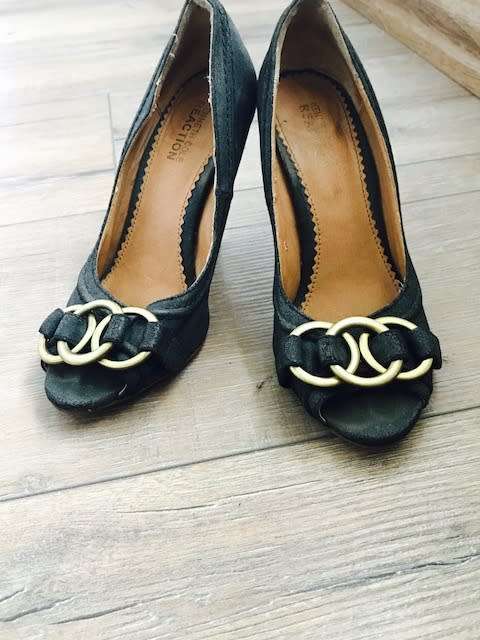 KENNETH COLE HEELS - SIZE 4