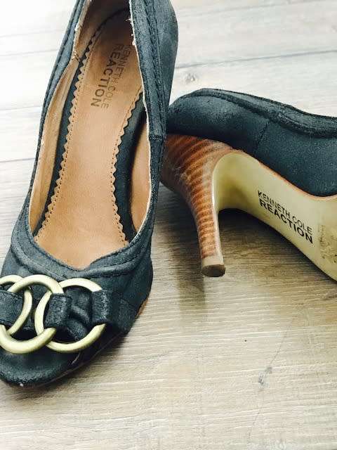 KENNETH COLE HEELS - SIZE 4