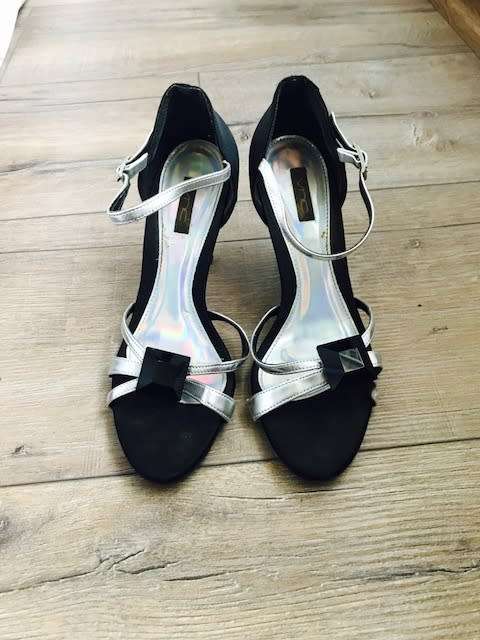 BLACK AND SILVER HEELS - SIZE: 4