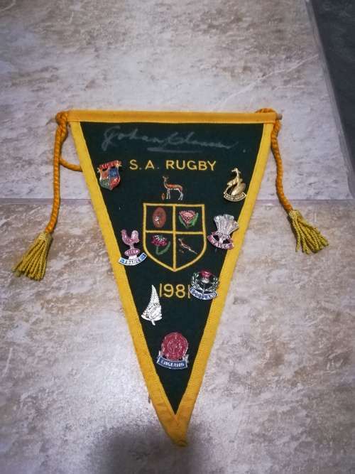 SA RUGBY 1981 PENNANT SIGNED BY JOHAN CLAASSEN WITH METAL BADGES