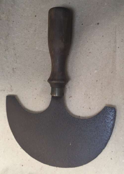 Round faced leather working tool.......175 mm width......needs sharpening & polishing