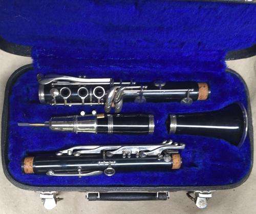 Clarinet.....modern piece in vgc. .......cased.