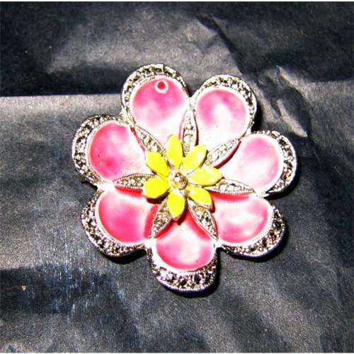 EXQUISITELY DESIGNED VINTAGE BROOCH