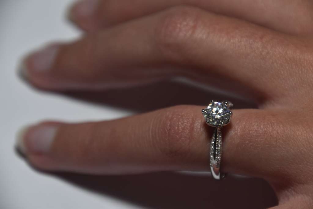 `R7000` Engagement Ring With Certificate Of Authentication!!!