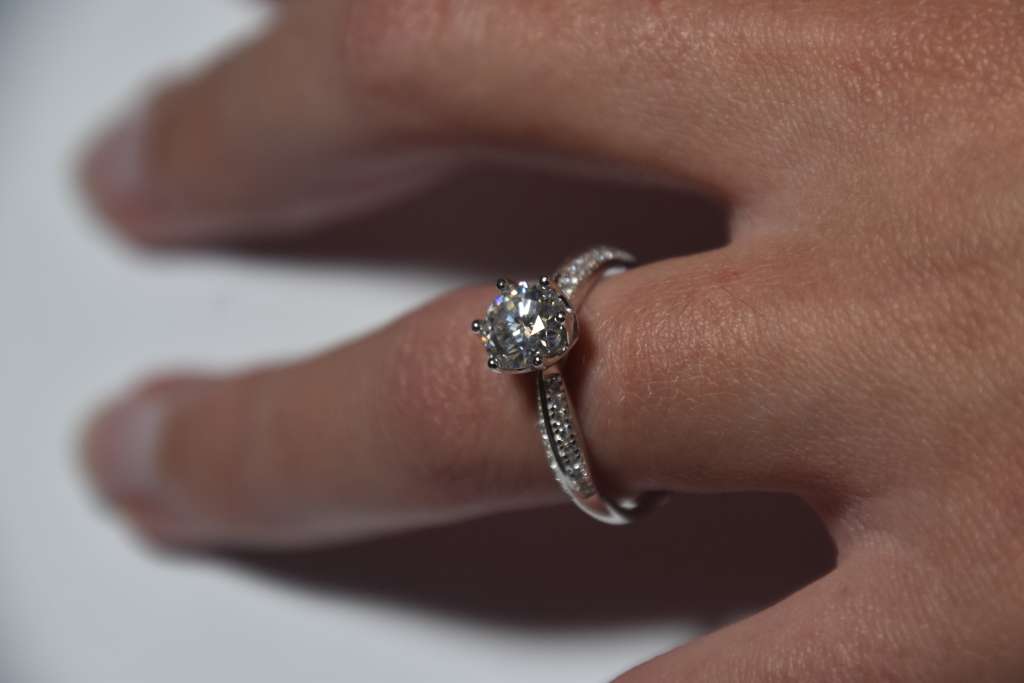 `R7000` Engagement Ring With Certificate Of Authentication!!!