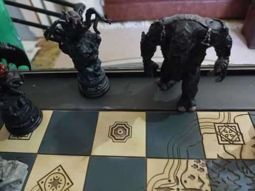 Eagle moss lord of the rings chess set