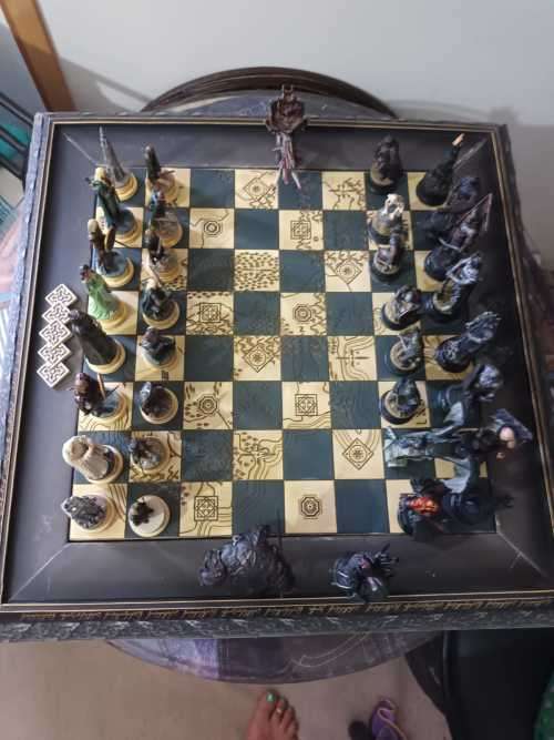 Eagle moss lord of the rings chess set