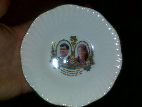 SMALL PLATE COMMEMORATE PRINCE ANDREW AND FERGU WEDDING 86