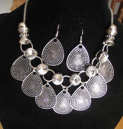 STUNNING SILVER  OVAL CHARMS & CRYSTAL NECKLACE & EARRINGS SET