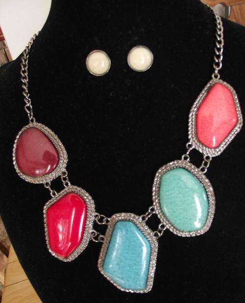 BEAUTIFUL MULTI- COLOR ACRYLIC STONES NECKLACE & EARRINGS SET
