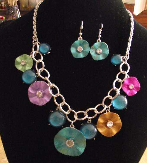 LOVELY  MULTICOLOR FLOWER CHARMS  NECKLACE & EARRINGS SET