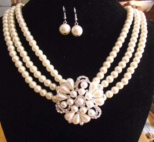 GORGEOUS FAUX PEARLS  BRIDAL NECKLACE & EARRINGS SET