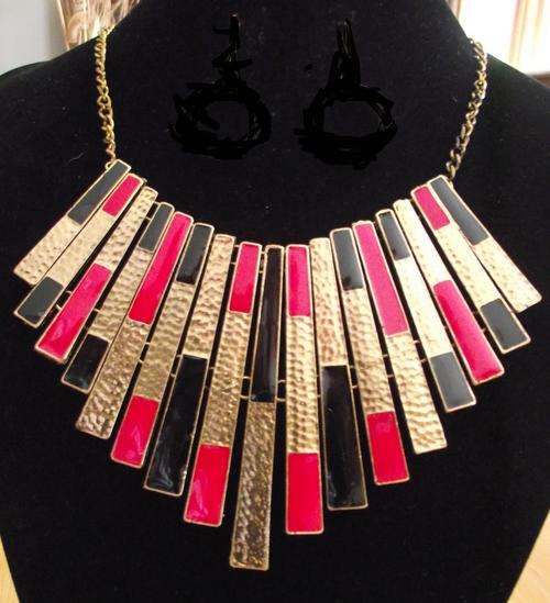 Stunning Gold Tone BLACK & RED  (17 strips)  Bib Necklace