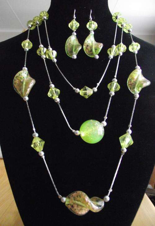 VINTAGE STYLE LIME GREEN FACETED CRYSTAL AND SILVER FLOATING BEADS NECKLACE & EARRINGS SET