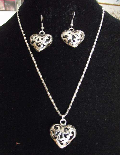 Lovely Tibet Silver Hearts Necklace & Earrings Set