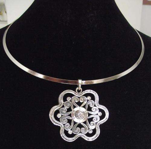 Gorgeous Tibet Silver  Flower Pendant Choker Necklace
