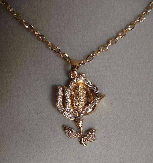 Gorgeous Gold Tone Flower Pendant Necklace