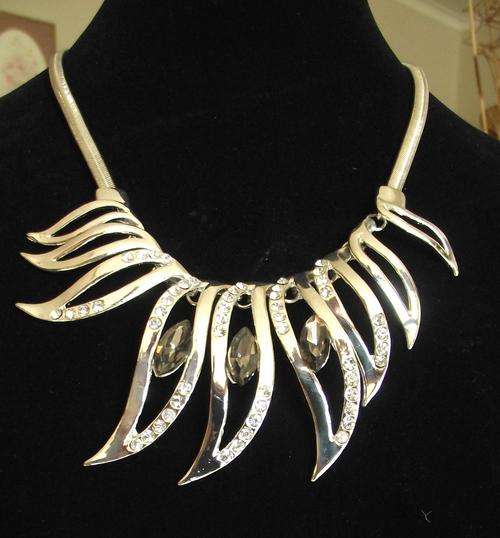 Lovely silvertone  Crystal Swirl Necklace  (Free Gift Box)