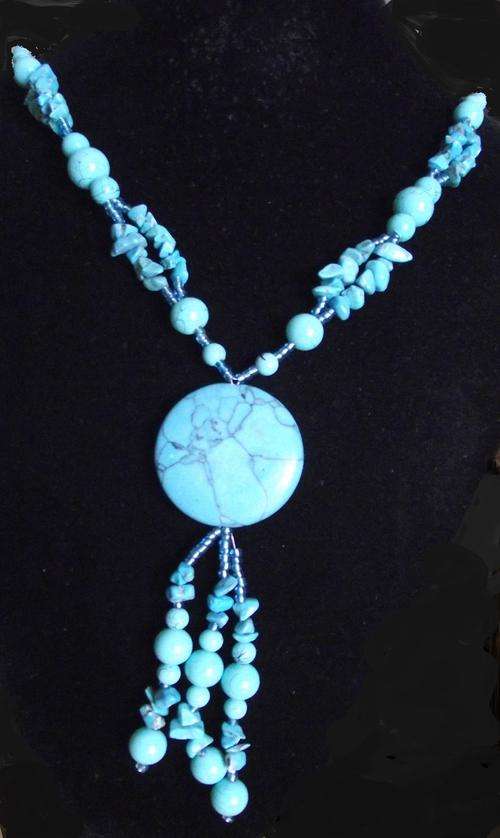 TURQUOISE ROUND STONE PENDANT BEADS AND CHIPS NECKLACE