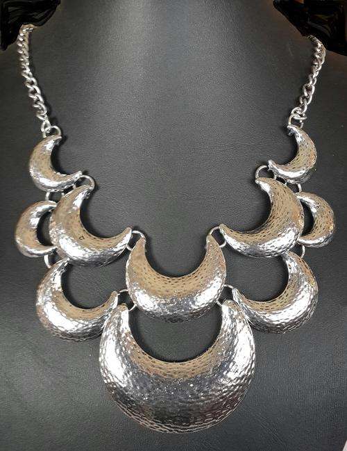 Scalloped Silvertone Pendant Necklace