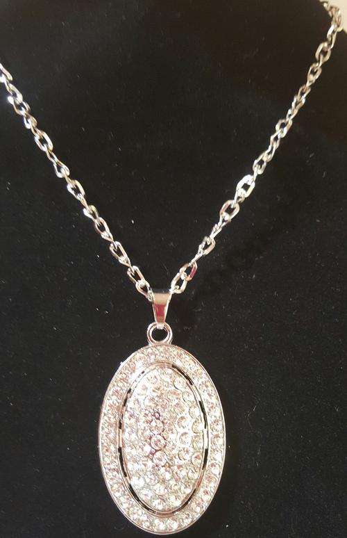 Stunning Long Chain  Rhinestones Oval Pendant Necklace