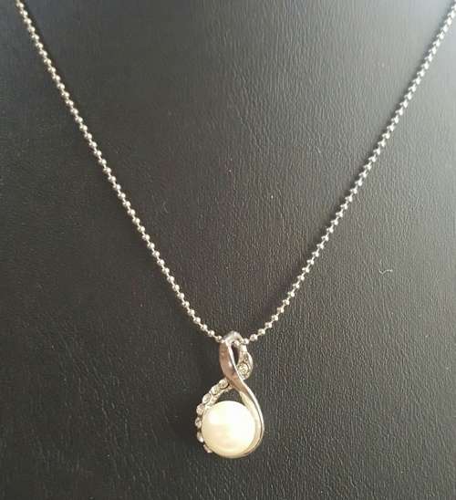 Lovely Silver Pearl & Rhinestone Pendant Necklace