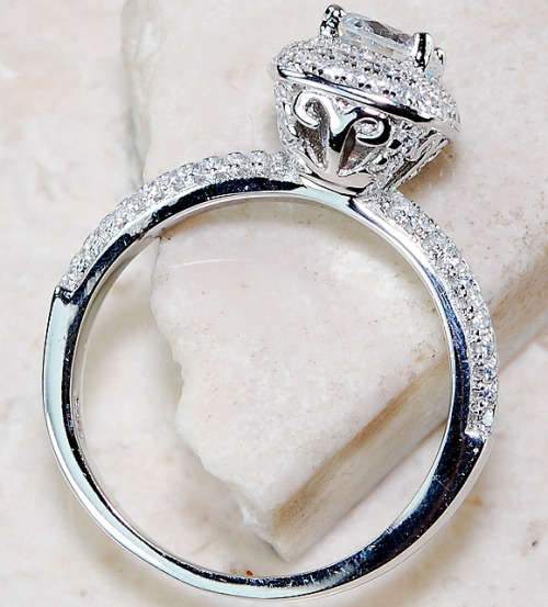 2 CARATS WHITE SAPPHIRE, GENUINE 925 SOLID STERLING SILVER RING SIZE 7. ITEM IS STAMPED 925.
