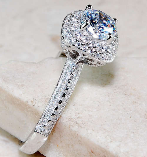 2 CARATS WHITE SAPPHIRE, GENUINE 925 SOLID STERLING SILVER RING SIZE 7. ITEM IS STAMPED 925.