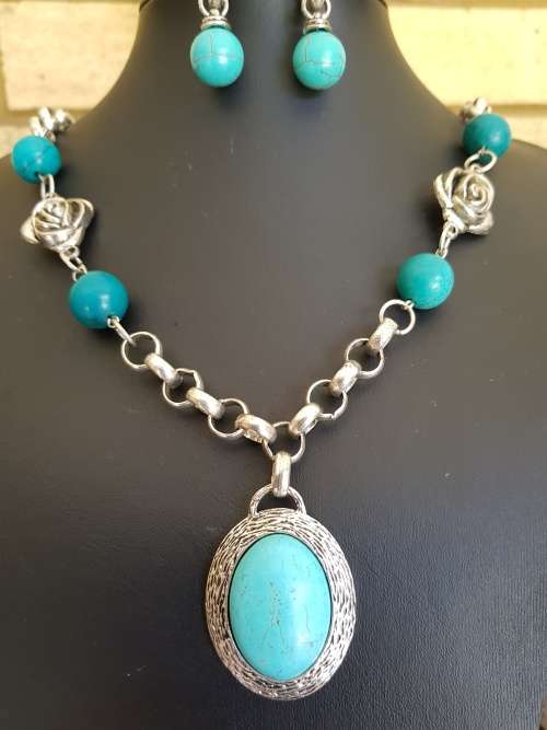 SILVER  TURQUOISE PENDANT NECKLACE & EARRINGS SET