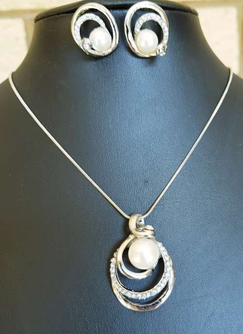 Stunning Crystal Rhinestone & Pearl  Pendant Necklace Earrings Set