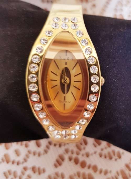 Women's Fashion Clip-On Gold Tone Stainless Steel Sport Analog Quartz Wrist Watches