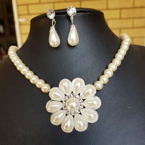 Lovely Crystal Rhinestone Flower &  Pearl  Pendant Necklace Earrings Set