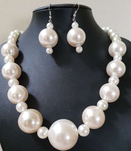 Gorgeous Large Feaux Pearl Necklace & Earrings Set