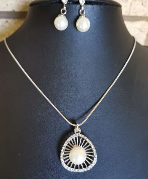 Stunning Crystal Rhinestone & Pearl  Pendant Necklace Earrings Set